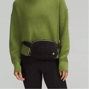 NEW Lululemon Everywhere Belt Bag Fleece in  Black Gold Trim NWT